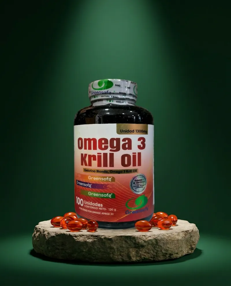 Aceite de krill en cápsulas sobre una piedra en un estudio verde, con sus ingredientes