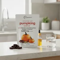 Aceite de semilla de calabaza en la cocina de una casa, junto a un vaso de agua