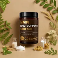 Cápsulas de NMN con TMG con sus ingredientes naturales alrededor