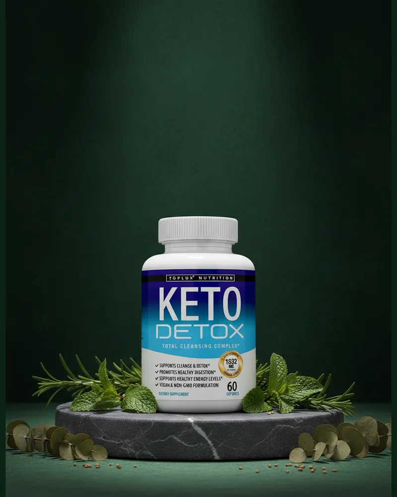 Cápsulas keto detox sobre una piedra en un estudio verde, con sus ingredientes