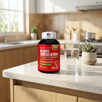 Cápsulas para circulación en la cocina de una casa, junto a un vaso de agua