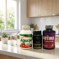 Combo aguaje y biotina en la cocina de una casa, junto a un vaso de agua