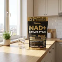 Combo de NAD+ y resveratrol en la cocina de una casa, junto a un vaso de agua