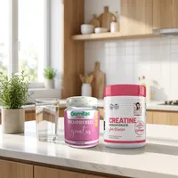 Combo mujer gomitas y creatina en la cocina de una casa, junto a un vaso de agua