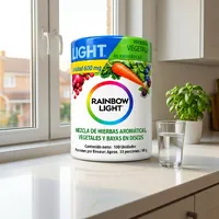 Discos de hierbas y vegetales en la cocina de una casa, junto a un vaso de agua