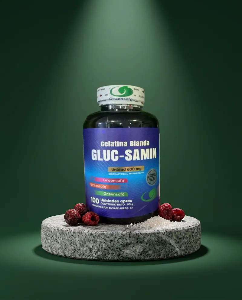 Glucosamina en cápsulas sobre una piedra en un estudio verde, con sus ingredientes