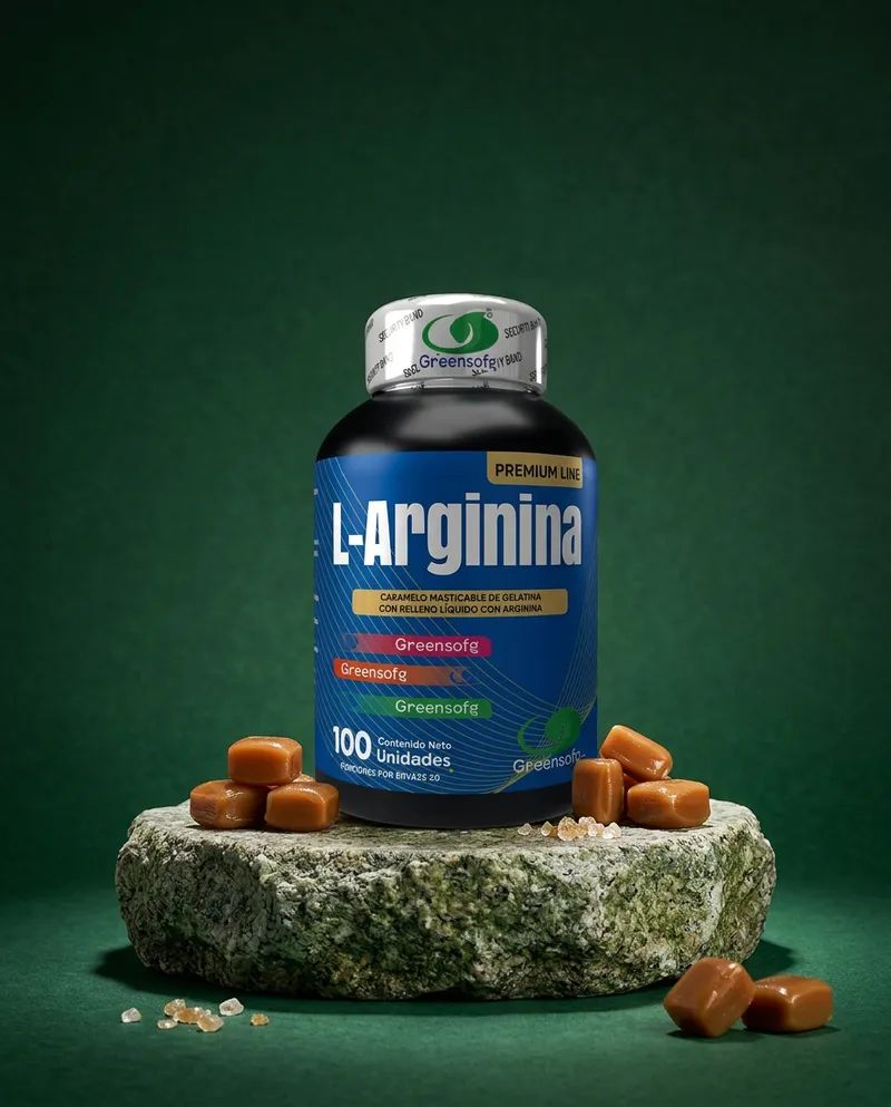 Gomitas de arginina sobre una piedra en un estudio verde, con sus ingredientes