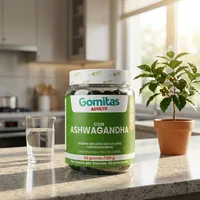 Gomitas de ashwagandha y NAD en la cocina de una casa, junto a un vaso de agua