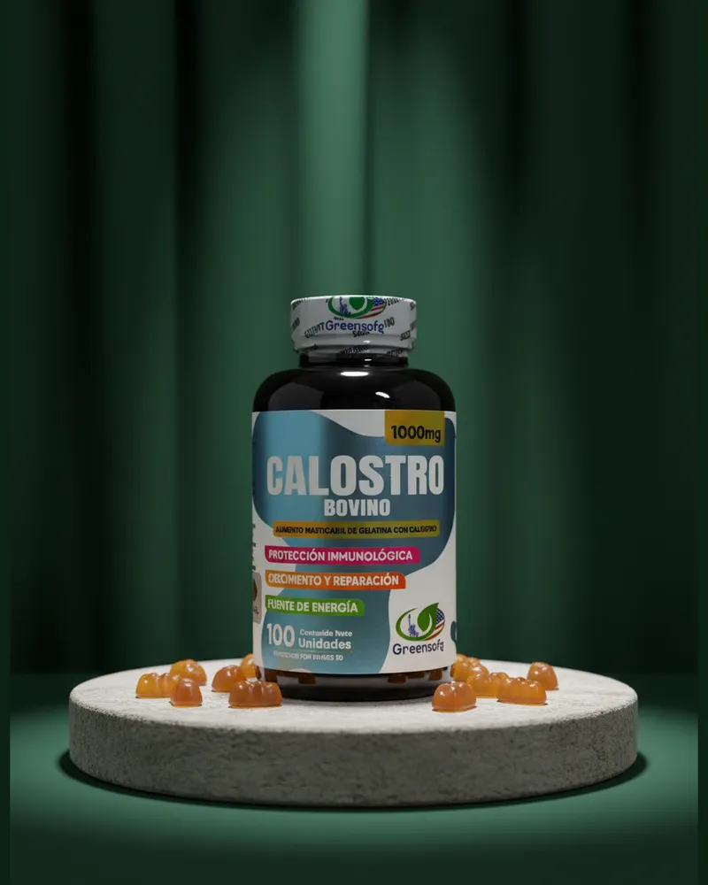 Gomitas de calostro sobre una piedra en un estudio verde, con sus ingredientes