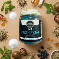Gomitas de creatina con sus ingredientes naturales alrededor