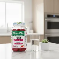 Gomitas de fibra con psyllium en la cocina de una casa, junto a un vaso de agua