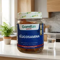 Gomitas de glucosamina en la cocina de una casa, junto a un vaso de agua