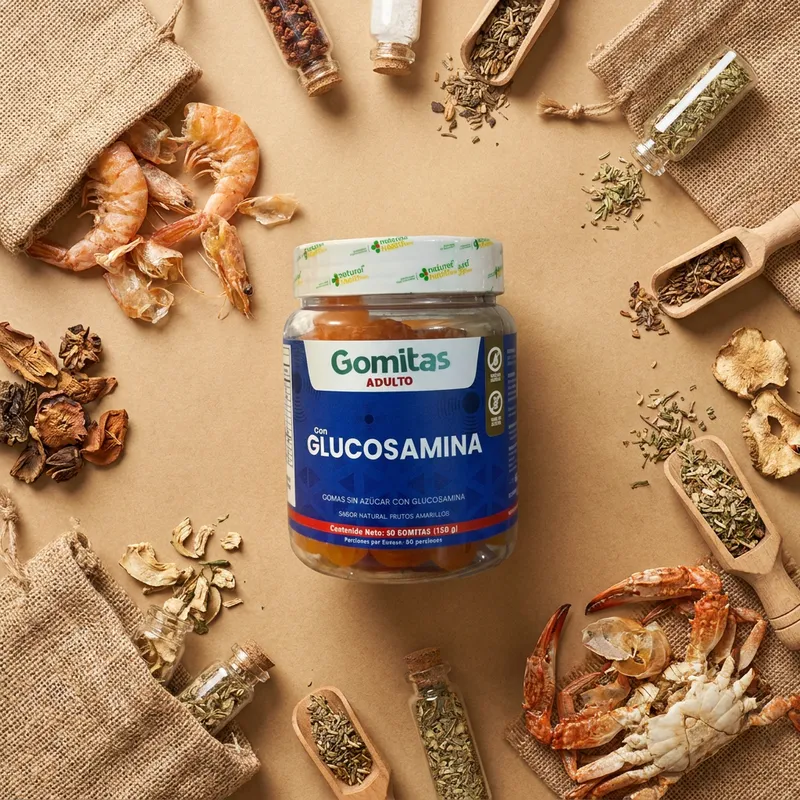 Gomitas de glucosamina con sus ingredientes naturales alrededor