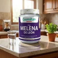 Gomitas de melena de león en la cocina de una casa, junto a un vaso de agua