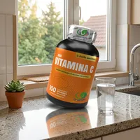 Gomitas de vitamina C en la cocina de una casa, junto a un vaso de agua