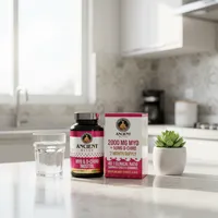 Inositol en cápsulas en la cocina de una casa, junto a un vaso de agua