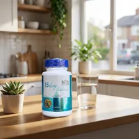 Limpieza intestinal en cápsulas en la cocina de una casa, junto a un vaso de agua