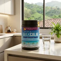 Magnesio para la calma en la cocina de una casa, junto a un vaso de agua