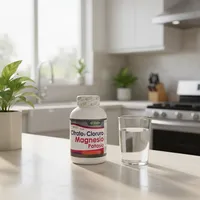 Masticables de magnesio y potasio en la cocina de una casa, junto a un vaso de agua