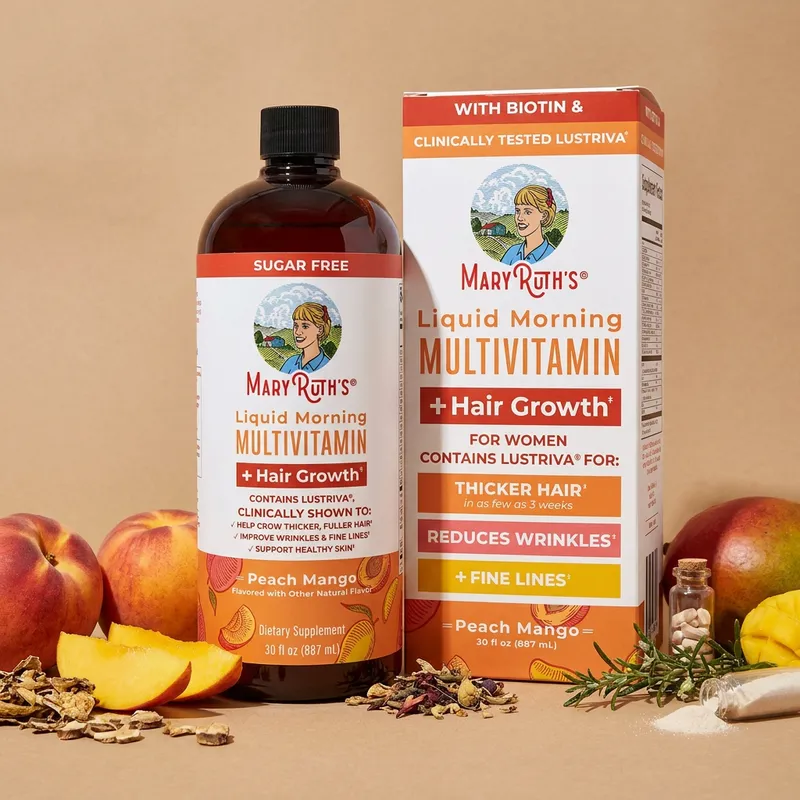 Multivitamínico líquido con sus ingredientes naturales alrededor