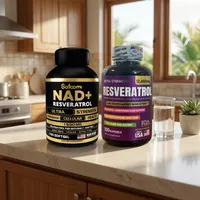 NAD y resveratrol liposomal en la cocina de una casa, junto a un vaso de agua