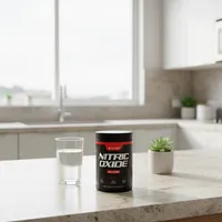 Óxido nítrico en cápsulas en la cocina de una casa, junto a un vaso de agua