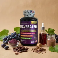 Resveratrol en cápsulas blandas con sus ingredientes naturales alrededor