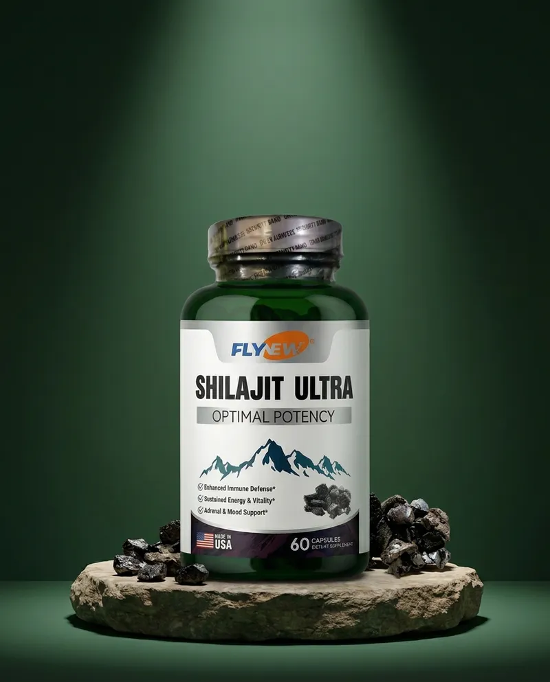 Shilajit en cápsulas sobre una piedra en un estudio verde, con sus ingredientes