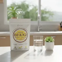 Vitamina D3 y K2 en cápsulas en la cocina de una casa, junto a un vaso de agua