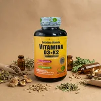 Vitamina D3 y K2 en cápsulas con sus ingredientes naturales alrededor